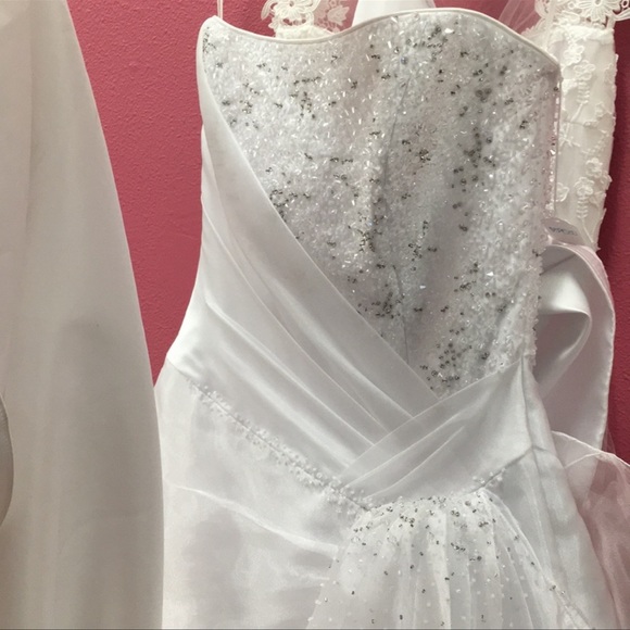 Stunning Maggie Sottero wedding dress. Worn once.Excellent condition. - Picture 2 of 8